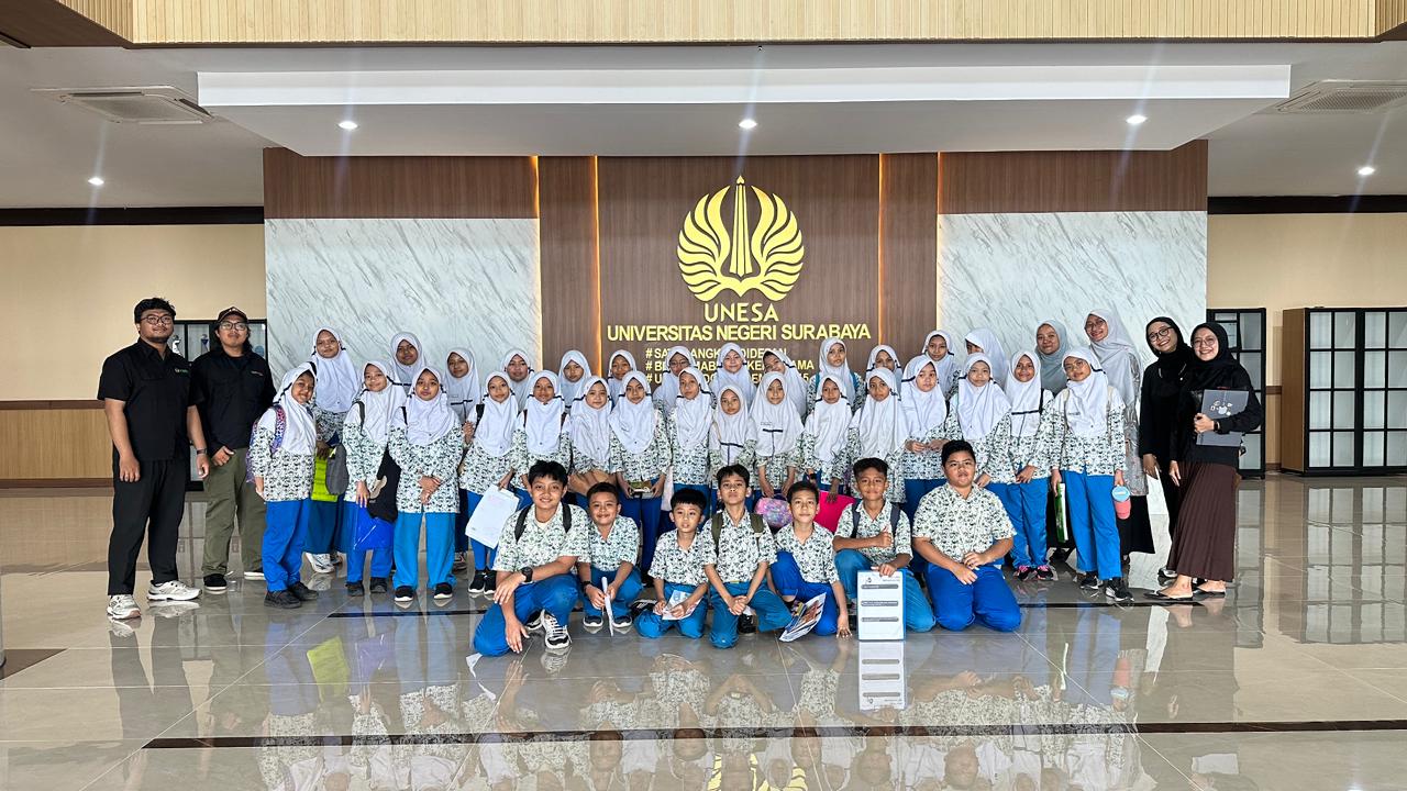 SD Al Muslim Kenalkan Dunia Broadcasting Lewat Public Speaking Class on Tour di Unesa