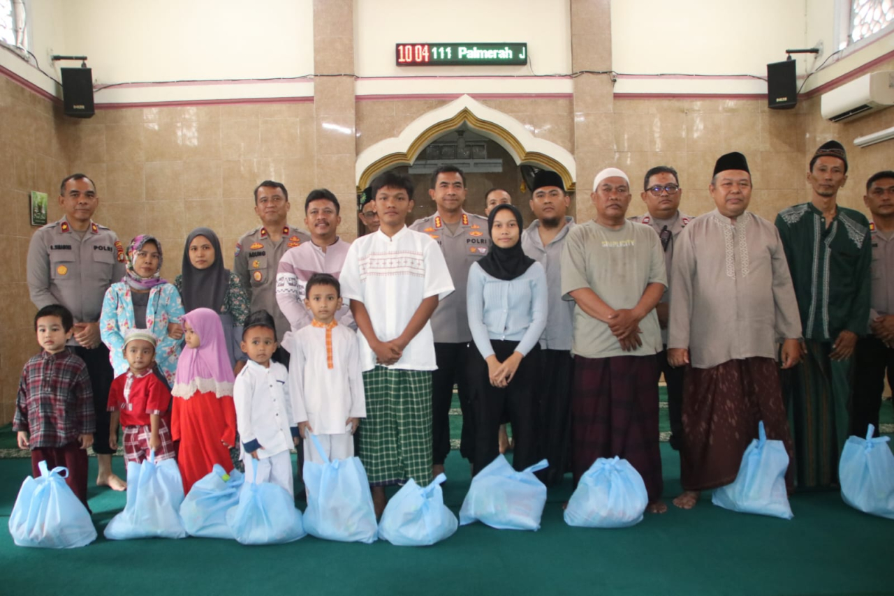 Kapolres Metro Jakarta Barat Gelar Jum’at Berkah di Masjid Nurul Amal Palmerah