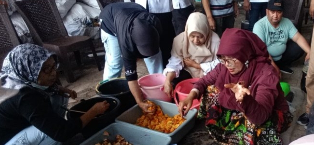 Sejumlah ibu-ibu tengah memproduksi Eco enzim. Eco enzim adalah cairan serbaguna hasil fermentasi kulit buah dan sisa sayuran yang sering dianggap limbah.