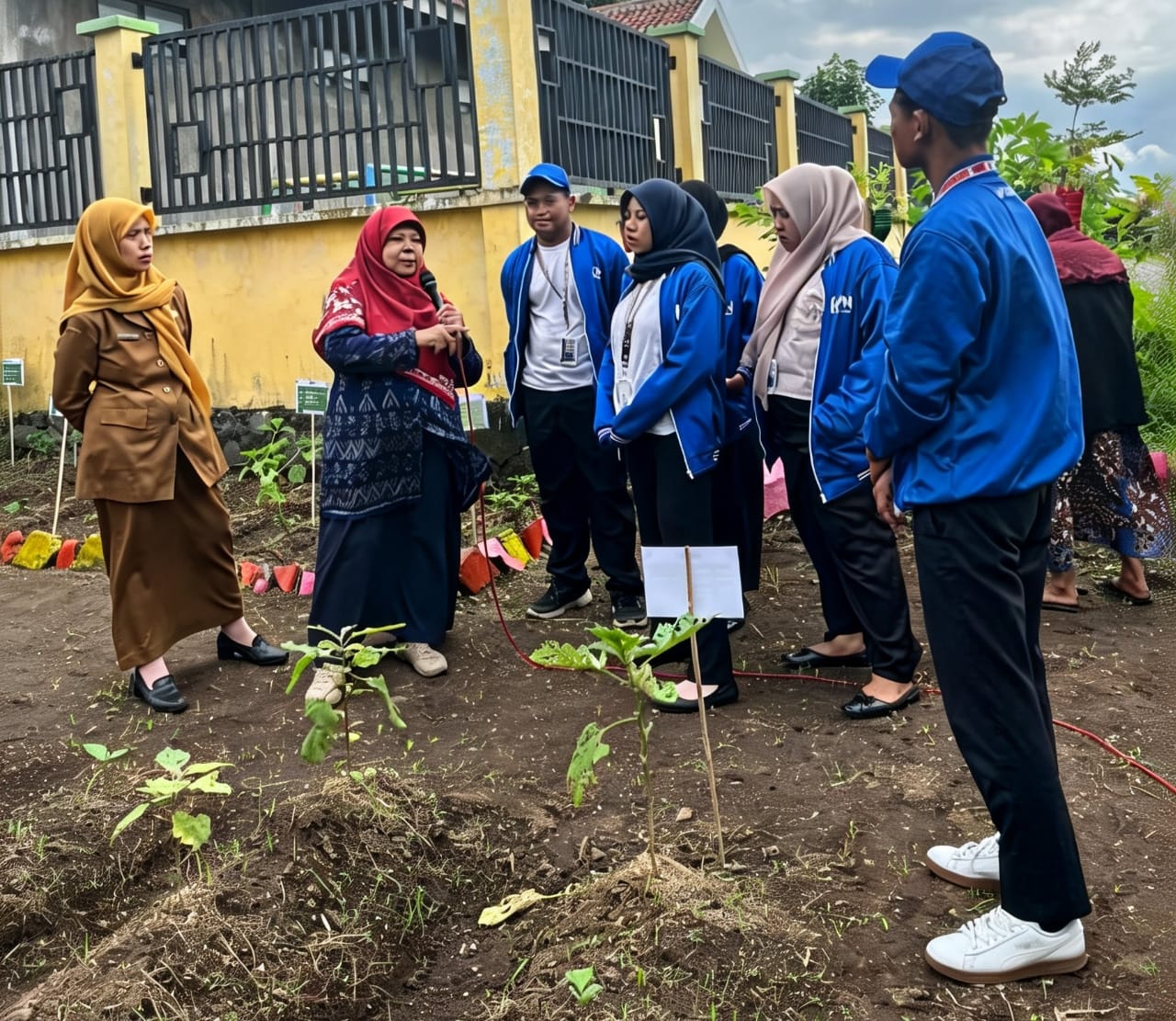 KKN UNP Kediri Sulap Semak Belukar Jadi Kampung Hijau Berbasis Zero Waste di Kelurahan Dermo