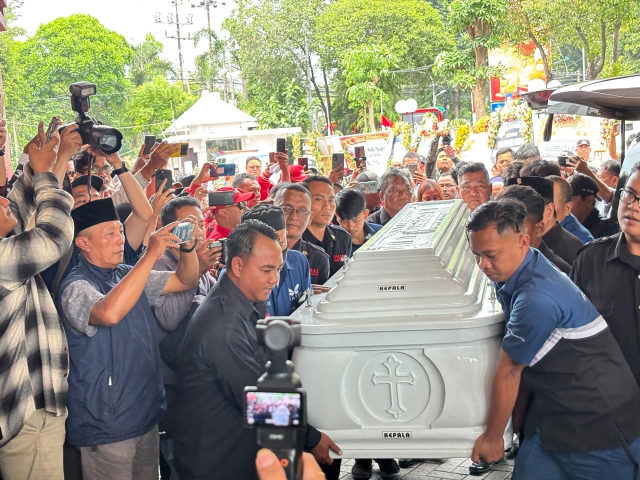 Penghormatan Terakhir: Eri Cahyadi dan Pimpinan DPRD Lepas Kepergian Adi Sutarwijono