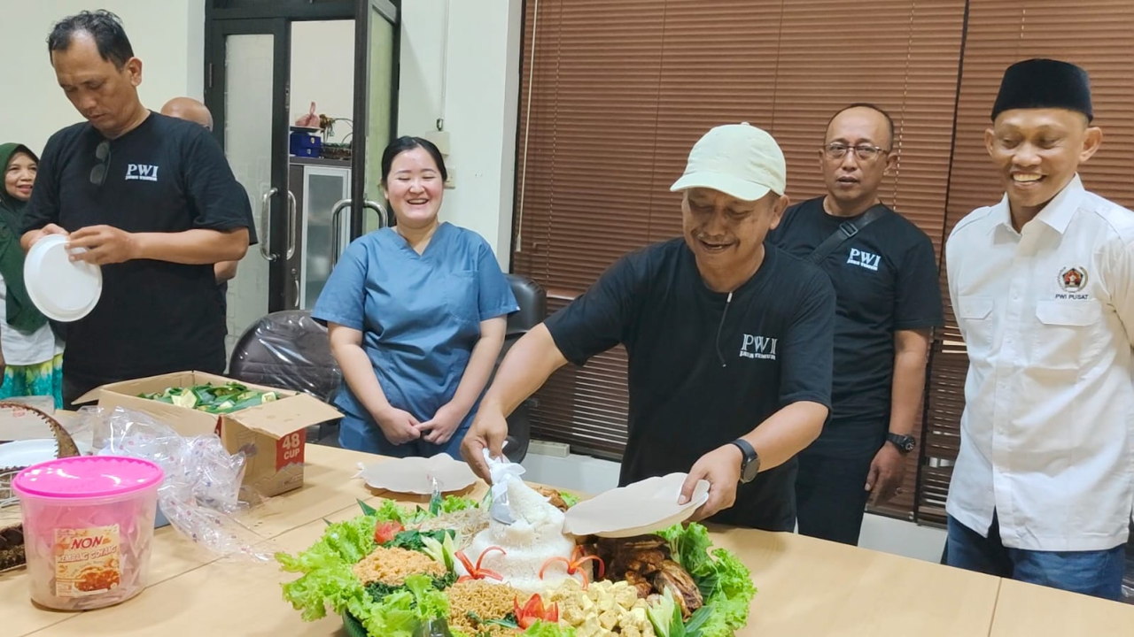 Donor Darah PWI Jatim Diakhiri Tumpengan Selamat HPN 2026