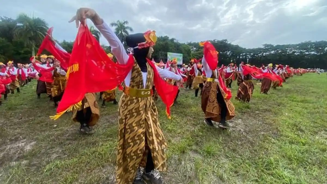 Diguyur Hujan, 1.774 Siswa SD Menari Totta’an Dhara, Alun-alun Bondowoso Jadi Panggung Budaya