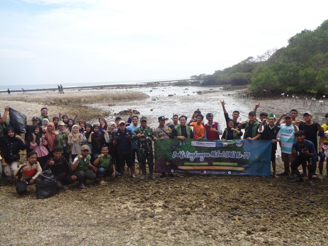 Peringati Milad ke-79, Kader dan Alumni HMI Lamongan Tanam Mangrove di Pantai Kandangsemangkon