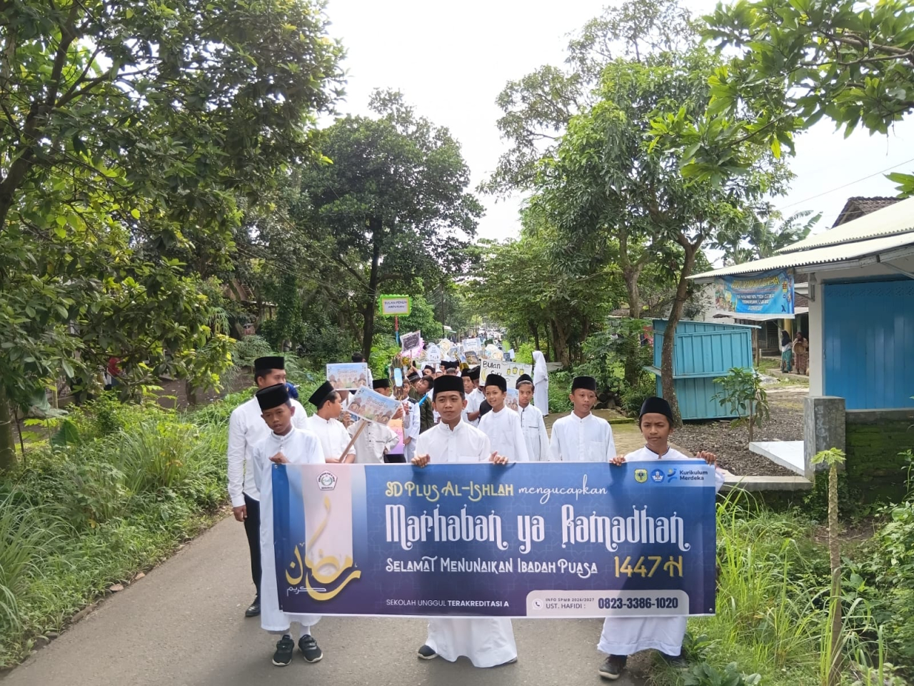 Ratusan siswa SD Plus Al Ishlah Bondowoso mengikuti Pawai Tarhib Ramadan 1447 H menyusuri jalan Desa Dadapan, Senin (16/2/2026). Dengan membawa poster pesan ibadah dan membagikan kurma, kegiatan ini menjadi bagian dari syiar menyambut bulan suci Ramadan.
