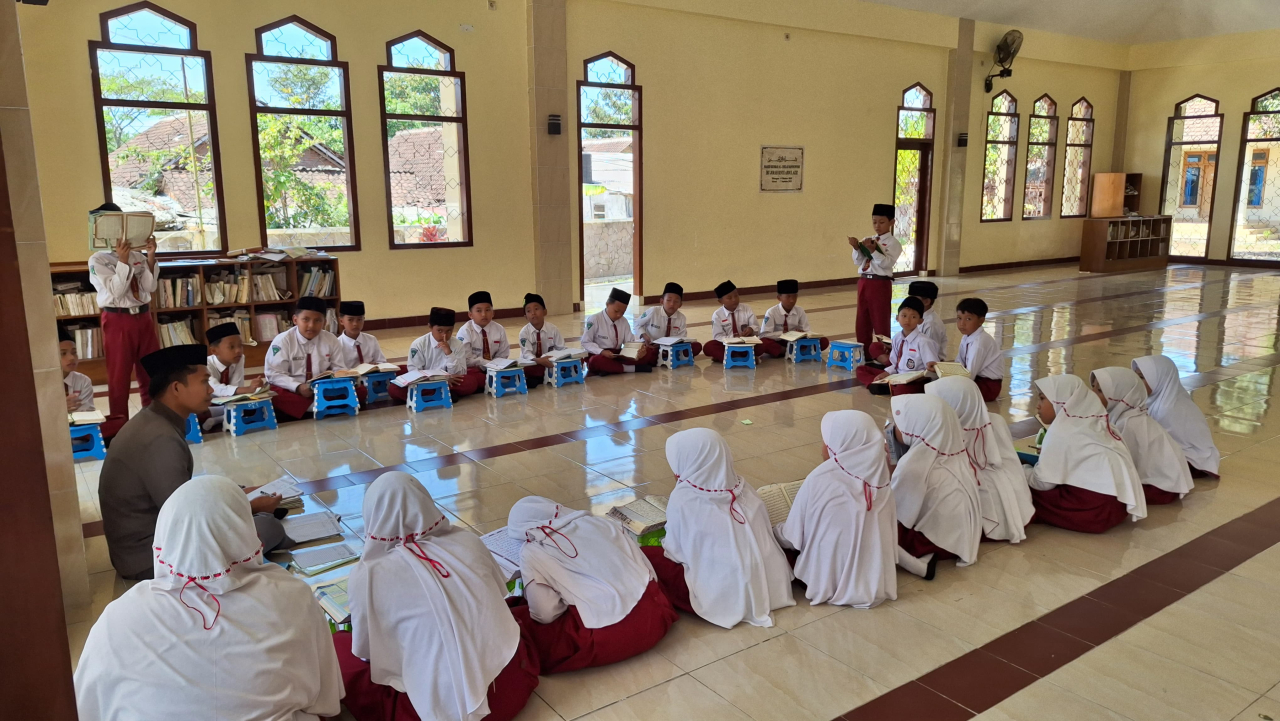 Siswa SD Plus Al Ishlah Bondowoso mengikuti tadarus Al-Qur'an.