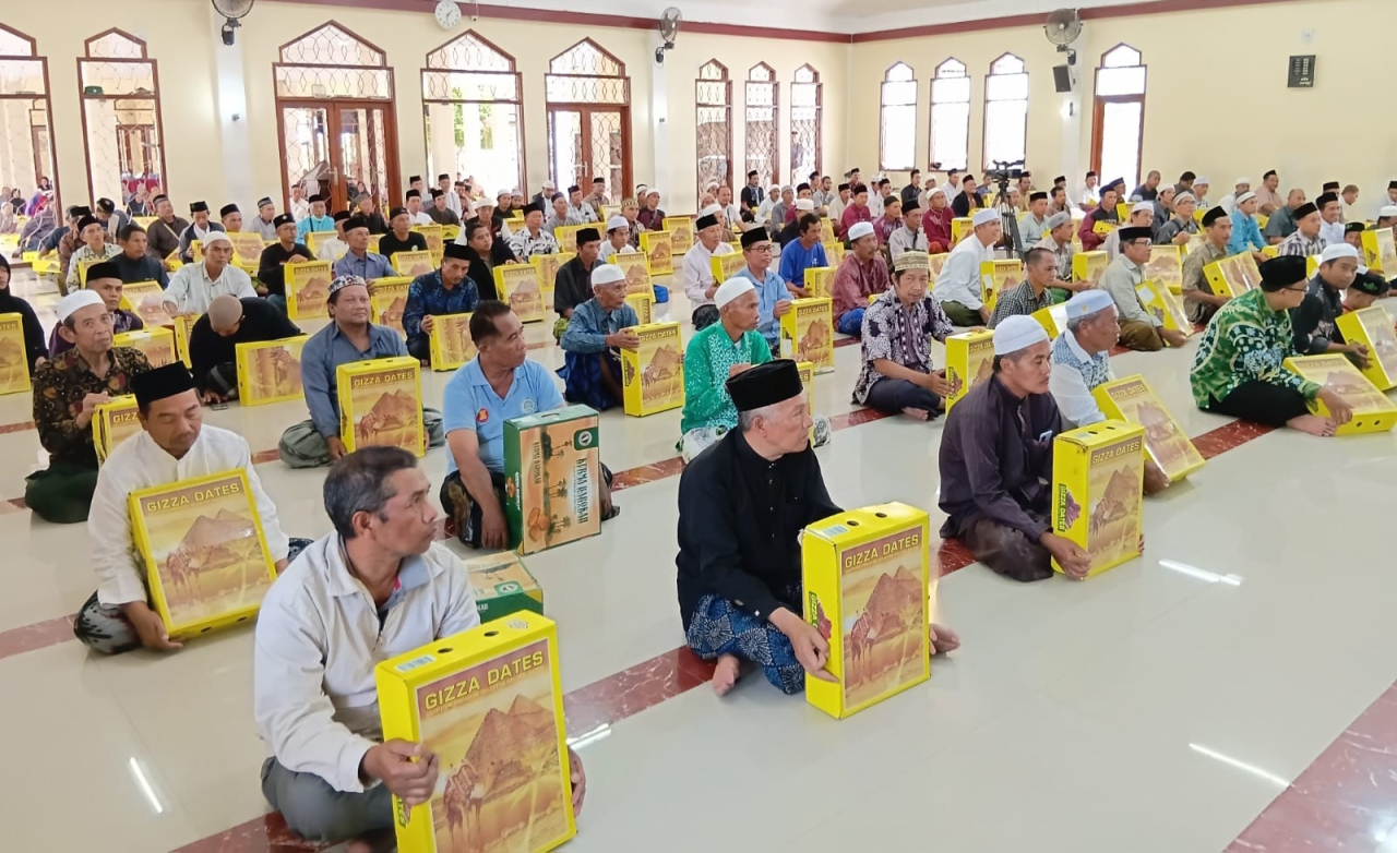 Kebahagiaan Warga Bondowoso Saat Menerima Kurma dari Ponpes Al-Ishlah di Ramadan 1447 H