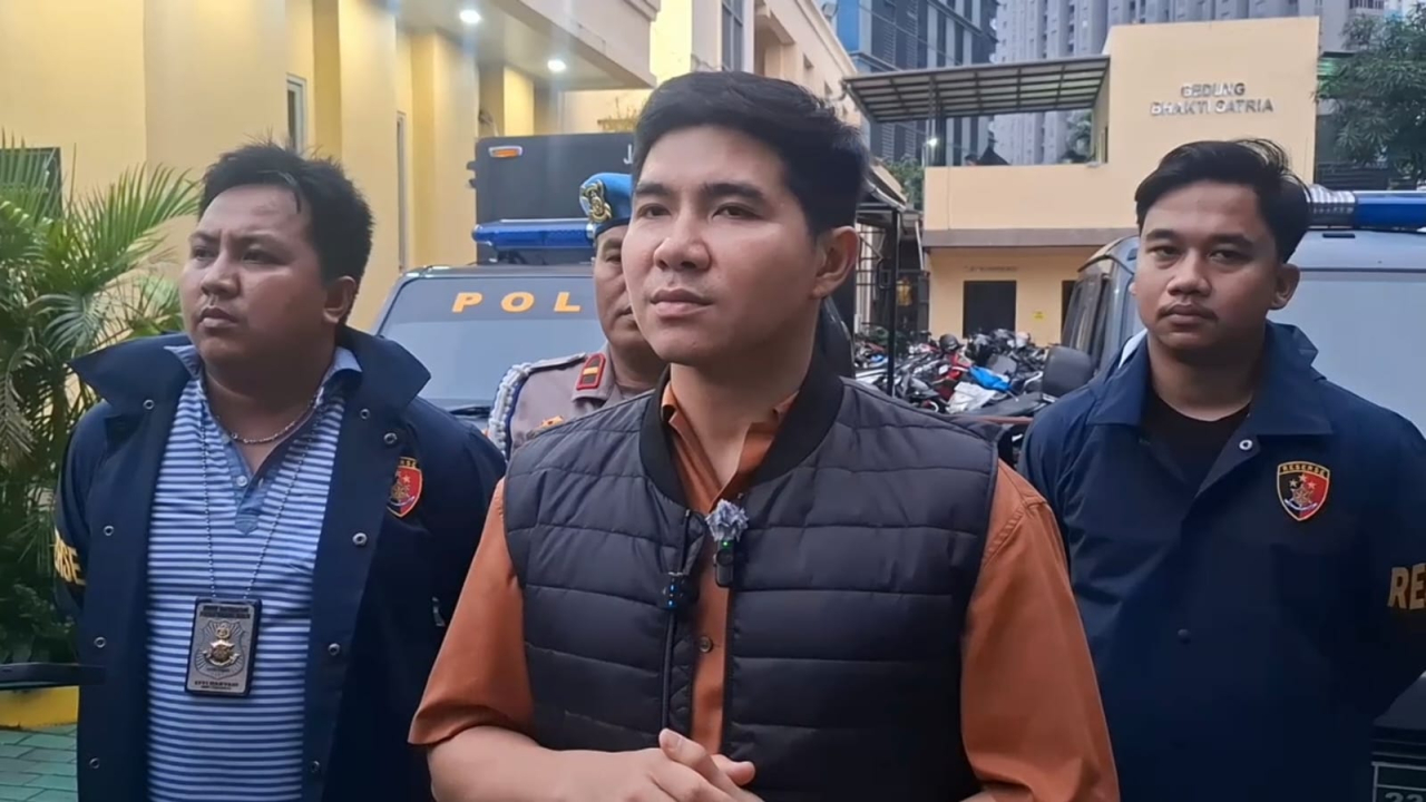 Kanit Reskrim Polsek Grogol Petamburan Polres Metro Jakarta Barat AKP Alexander Tengbunan saat jumpa pers.