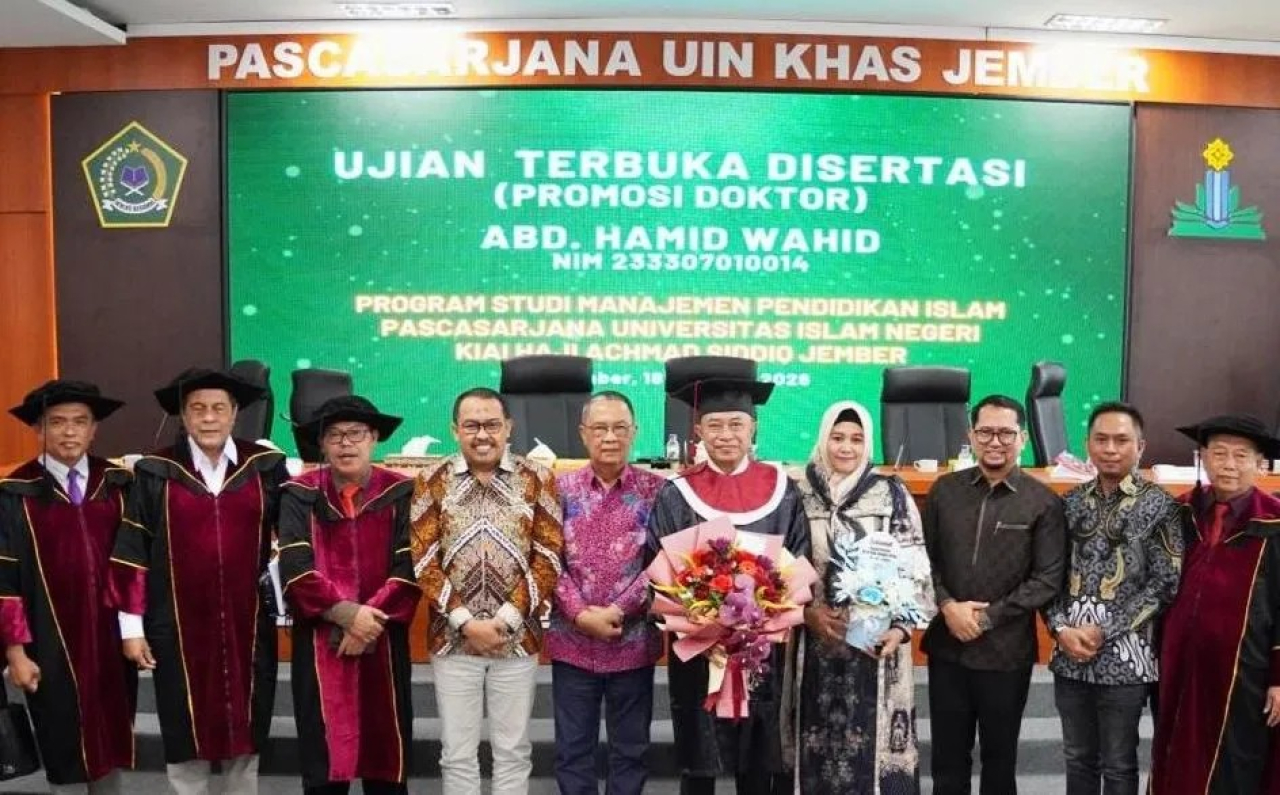 Kepala Pesantren Nurul Jadid, Kiai Abdul Hamid Wahid Raih Gelar Doktor Cumlaude