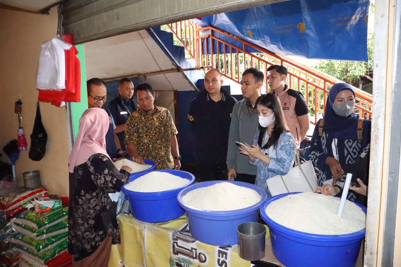 Tim Satgas Saber Pangan gabungan Krimsus Sat Reskrim Polres Metro Jakarta Barat bersama Polda Metro Jaya, Sudin KPKP, Sudin PPKUKM, dan Perum Bulog melaksanakan inspeksi mendadak (sidak) pengecekan harga serta ketersediaan 14 bahan pokok pangan di Pasar J