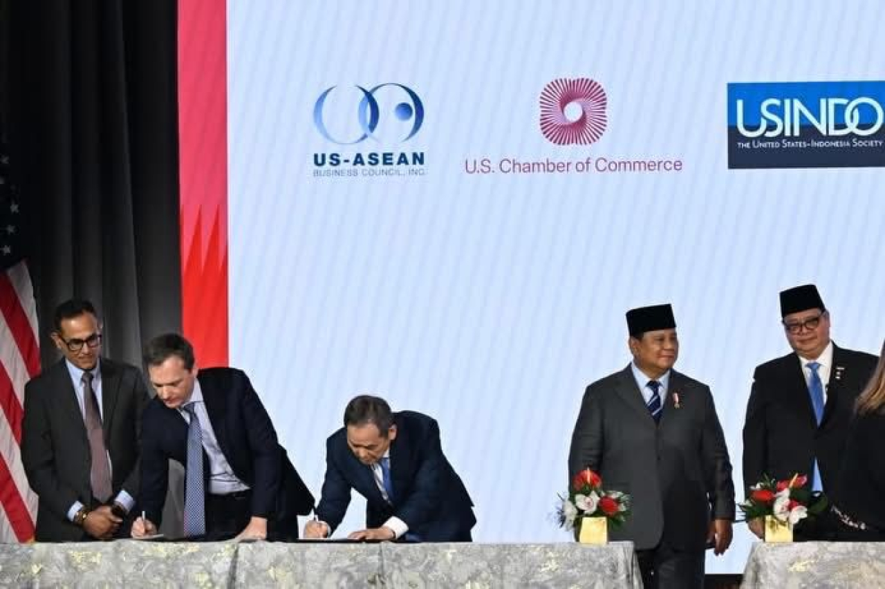 Presiden RI Prabowo Subianto menyaksikan penandatanganan 11 nota kesepahaman (Memorandum of Understanding/MoU) senilai USD38,4 miliar antara pelaku usaha Indonesia dan Amerika Serikat dalam sesi roundtable Business Summit di Washington DC, Rabu (18/02/202