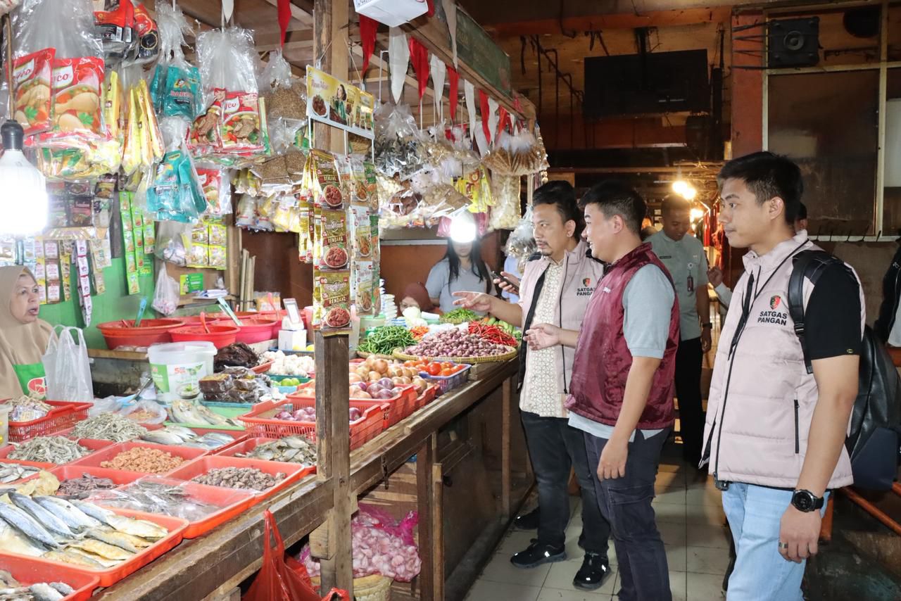 Satgas Saber Pangan Polres Jakbar Sidak Pasar Tomang Barat, Pastikan Stok Aman Saat Bulan Ramadan