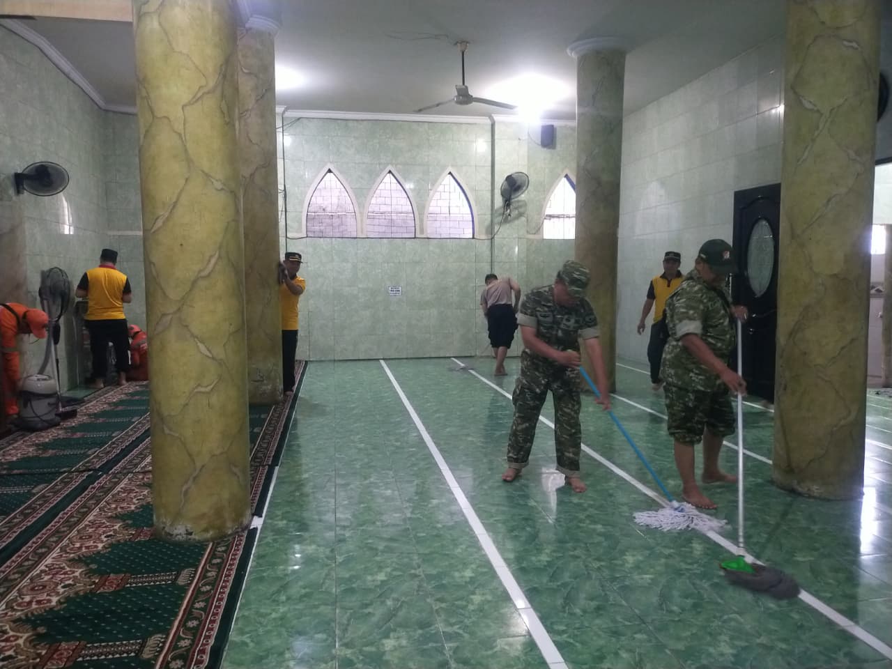 Polisi, TNI, dan Pemda Kompak Kerja Bakti di Masjid Al Muhajirin Mangga Besar