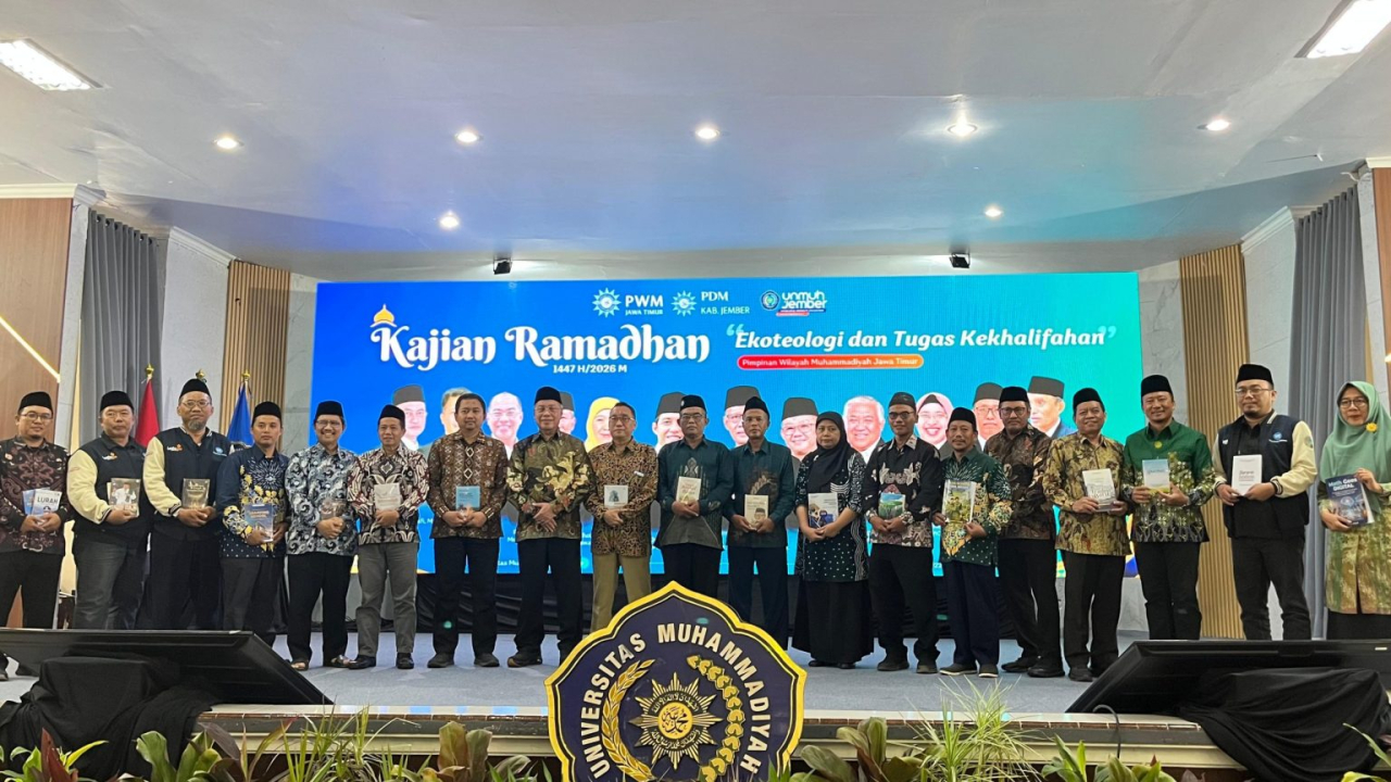 Deretan 25 buku yang diluncurkan pada acara Kajian Ramadhan PWM Jawa Timur di Universitas Muhammadiyah Jember.