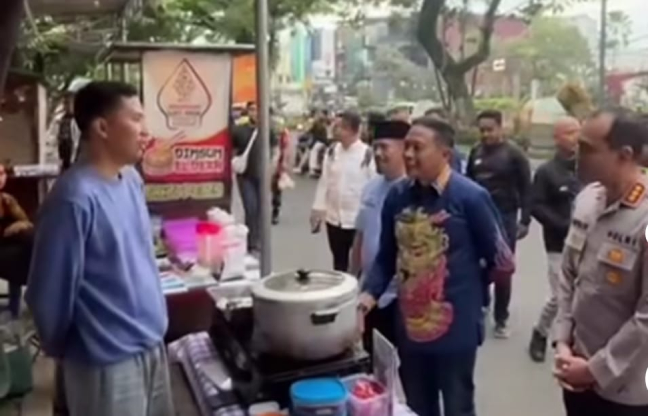 Walikota Malang Wahyu Hidayat tampak sedang meninjau UMKM belum lama ini.