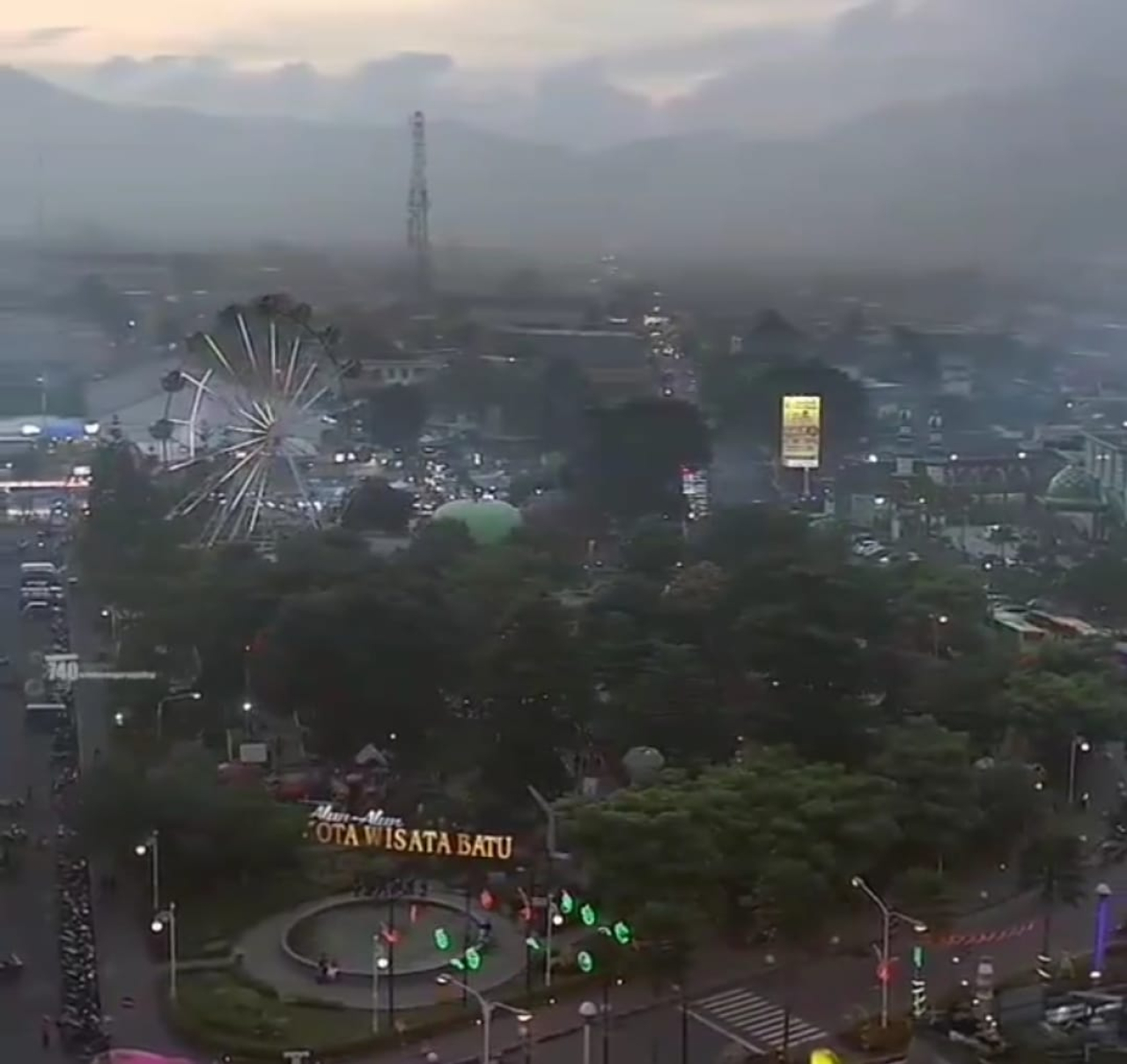 Suasana Kota Batu dari udara di seputar kawasan alun-alun.
