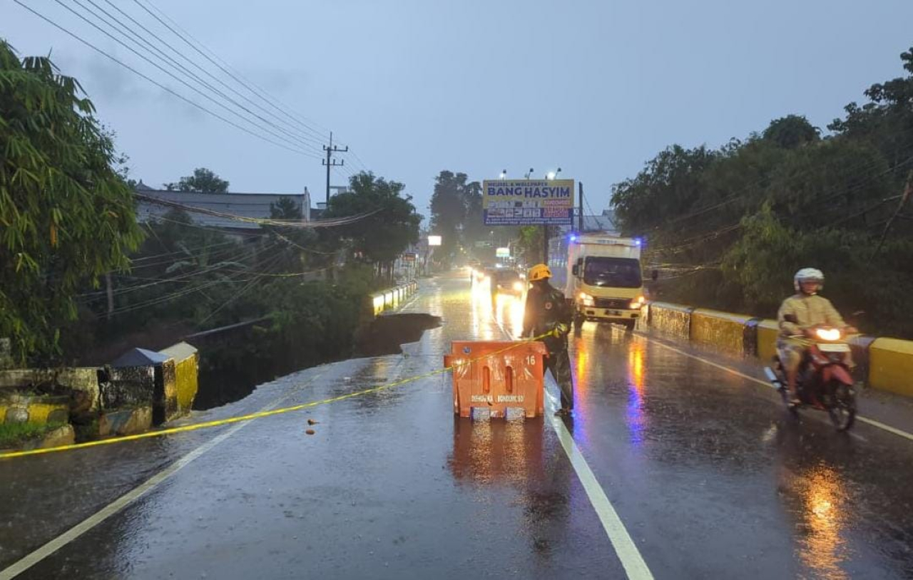 BREAKINGNEWS: Jembatan Sukowiryo di Jalan Mastrip Bondowoso Ambrol Satu Sisi, Akses Dibatasi Ketat