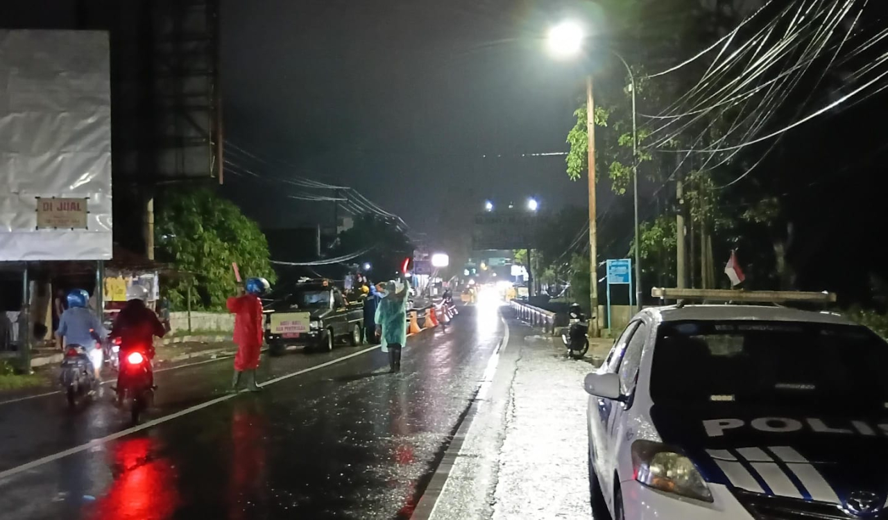 Separuh Badan Jalan Ambrol, Jembatan Sentong Ditutup Total; Perbaikan Diperkirakan 8 Bulan