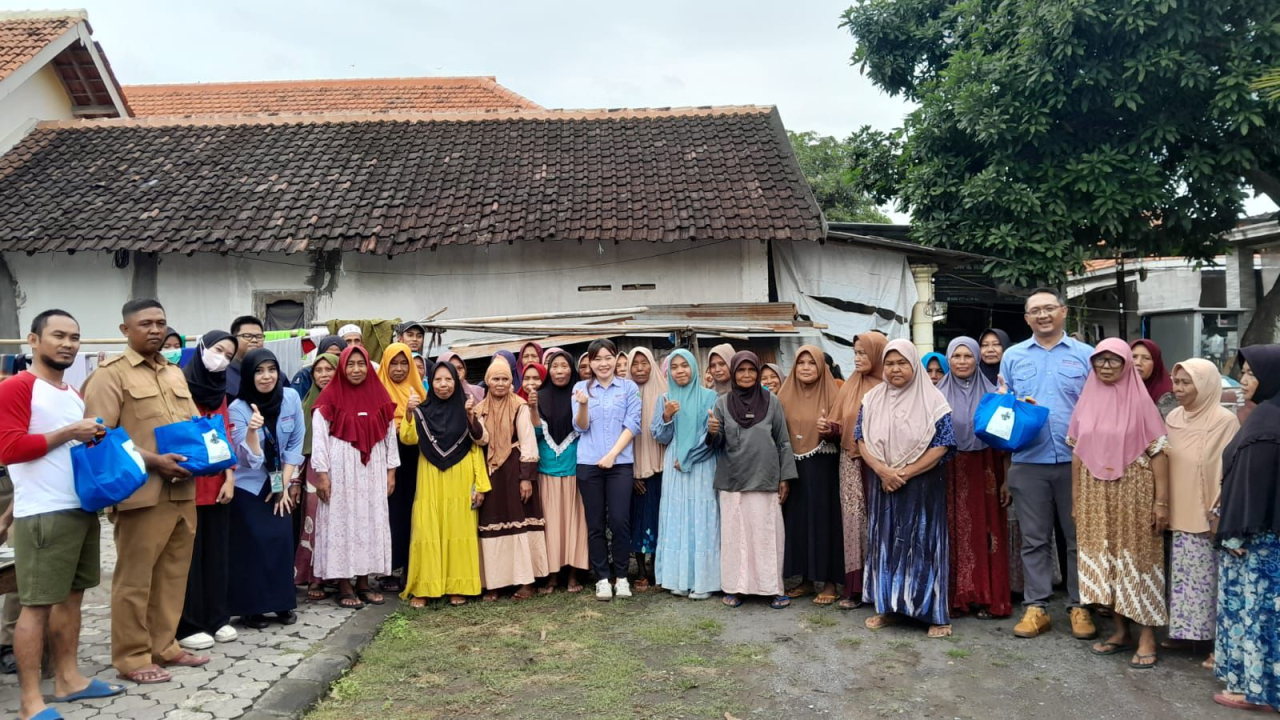 RS Graha Sehat Kraksaan Salurkan Bantuan Sembako untuk Warga Terdampak Banjir di Gebangan