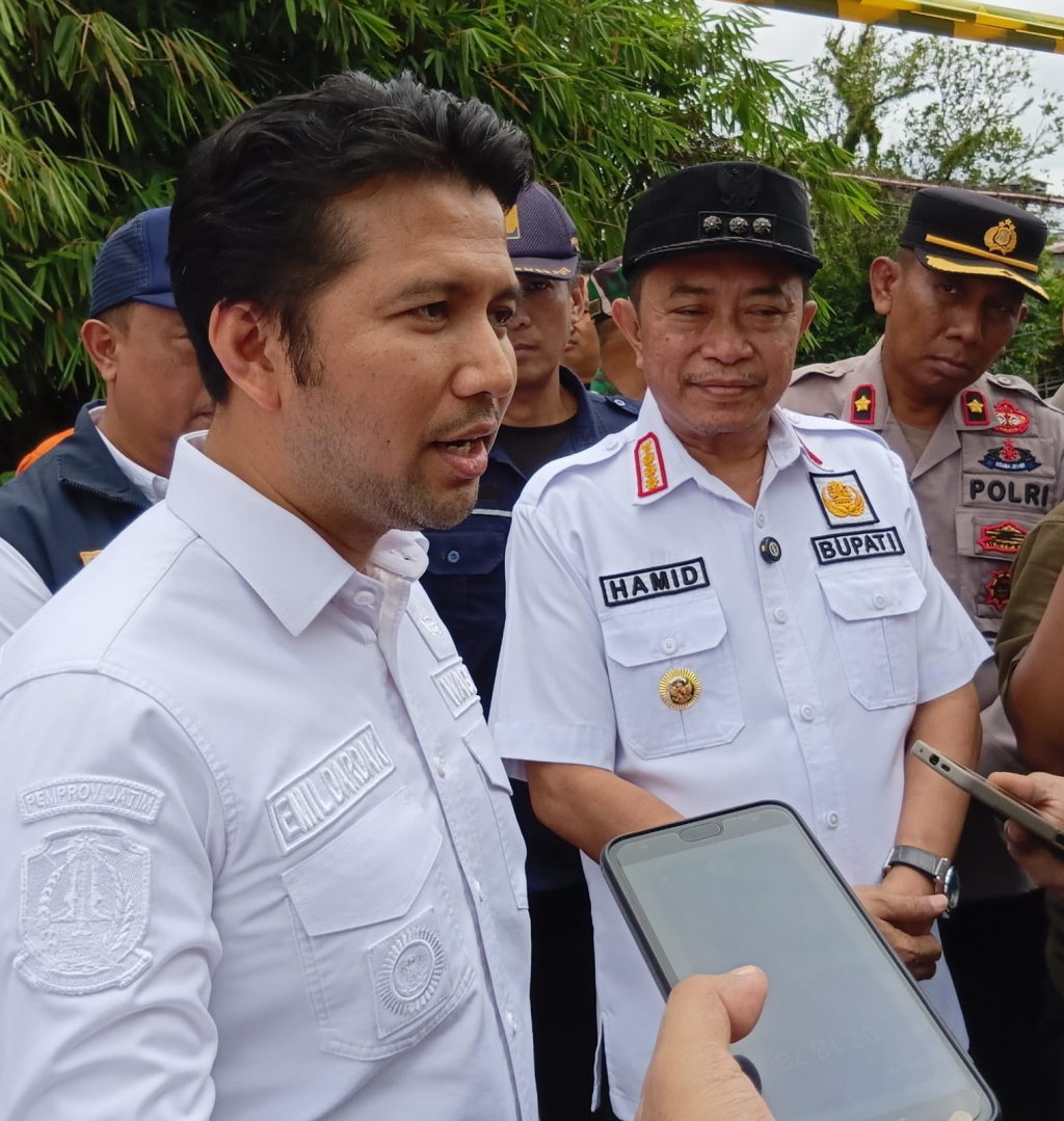 Wakil Gubernur Jatim Emil Dardak didampingi Bupati Bondowoso Abdul Hamid Wahid saat jumpa pers di lokasi jembatan Setong Bondowoso yang kini ditutup total pada Rabu (25/02/2026). (Foto JatimUPdate.id)