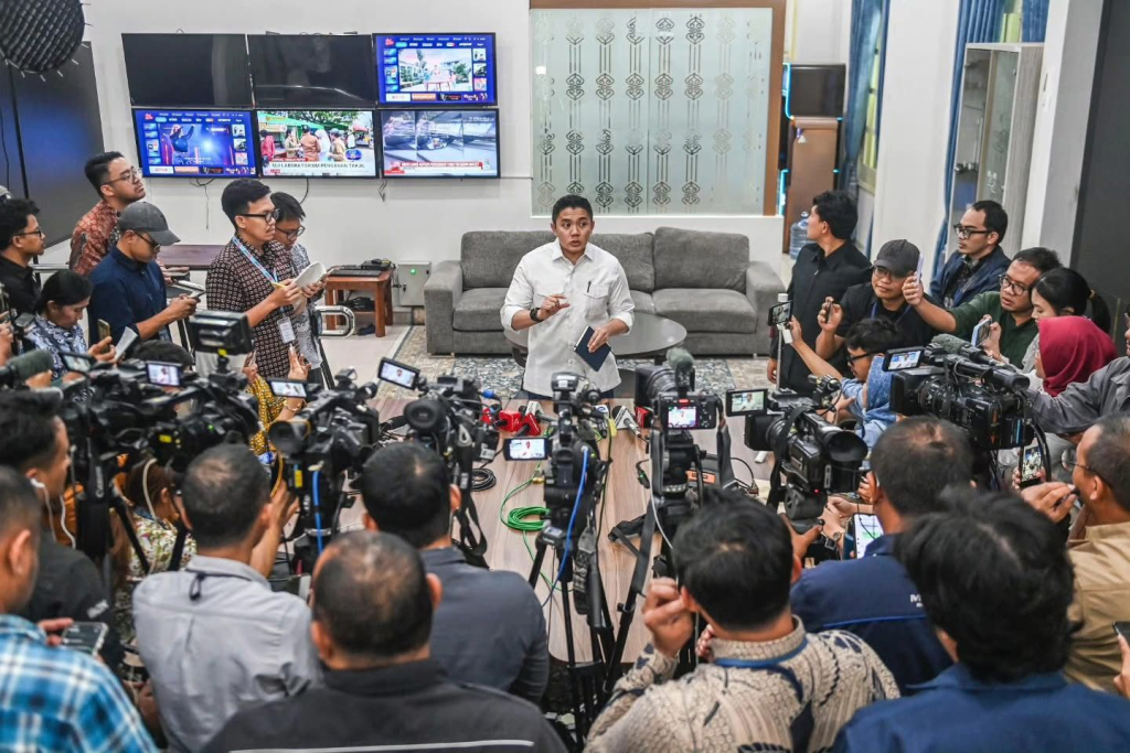 Sekretaris Kabinet  Teddy Indra Wijaya tengah jumpa pers dengan awak media.