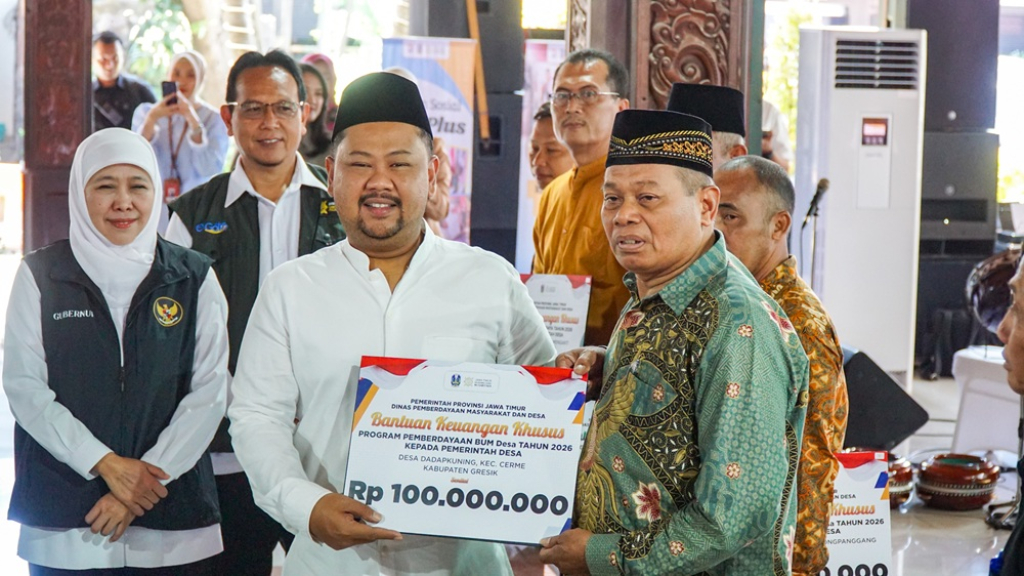 Gubernur Jawa Timur Khofifah Indar Parawansa ersama Bupati Gresik Fandi Akhmad Yani dalam kegiatan Sapa Bansos Amaliyah Ramadan 1447 H di Pendopo Alun-Alun Gresik, Jumat (13/3).