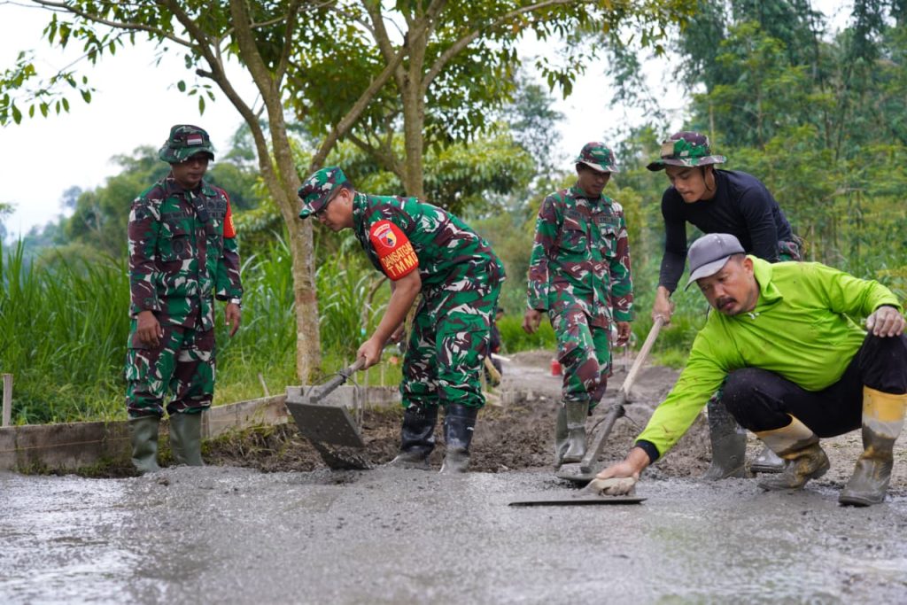 Komandan Kodim 0808/Blitar, Letkol Inf Virlani Arudyawan, selaku Komandan Satuan Tugas (Dansatgas) TNI Manunggal Membangun Desa (TMMD) Ke-127, melaksanakan pengecekan langsung ke lokasi kegiatan TMMD