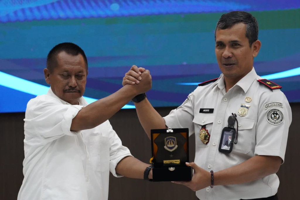 Ketua PWI Jawa Timur, Lutfil Hakim dan Kepala Kantor Imigrasi Kelas I Khusus TPI Surabaya, Agus Winarto