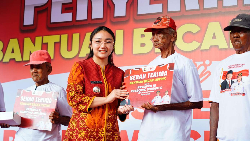 Wakil Wali Kota Blitar, Elim Tyu Samba, menyerahkan secara simbolis bantuan becak listrik kepada tukang becak lansia di Kota Blitar