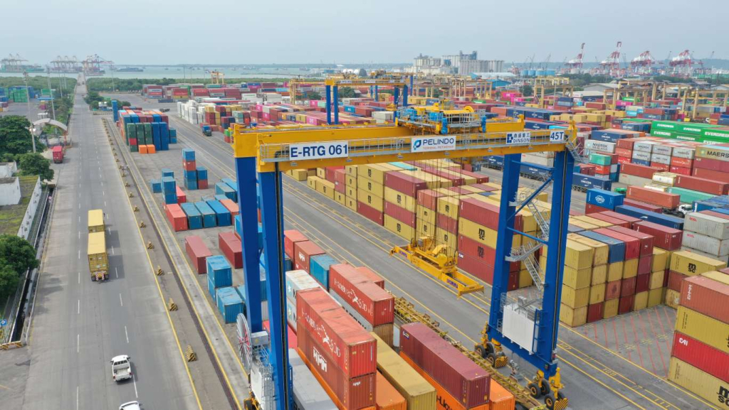 Kegiatan operasional di Container Yard (CY) TPS