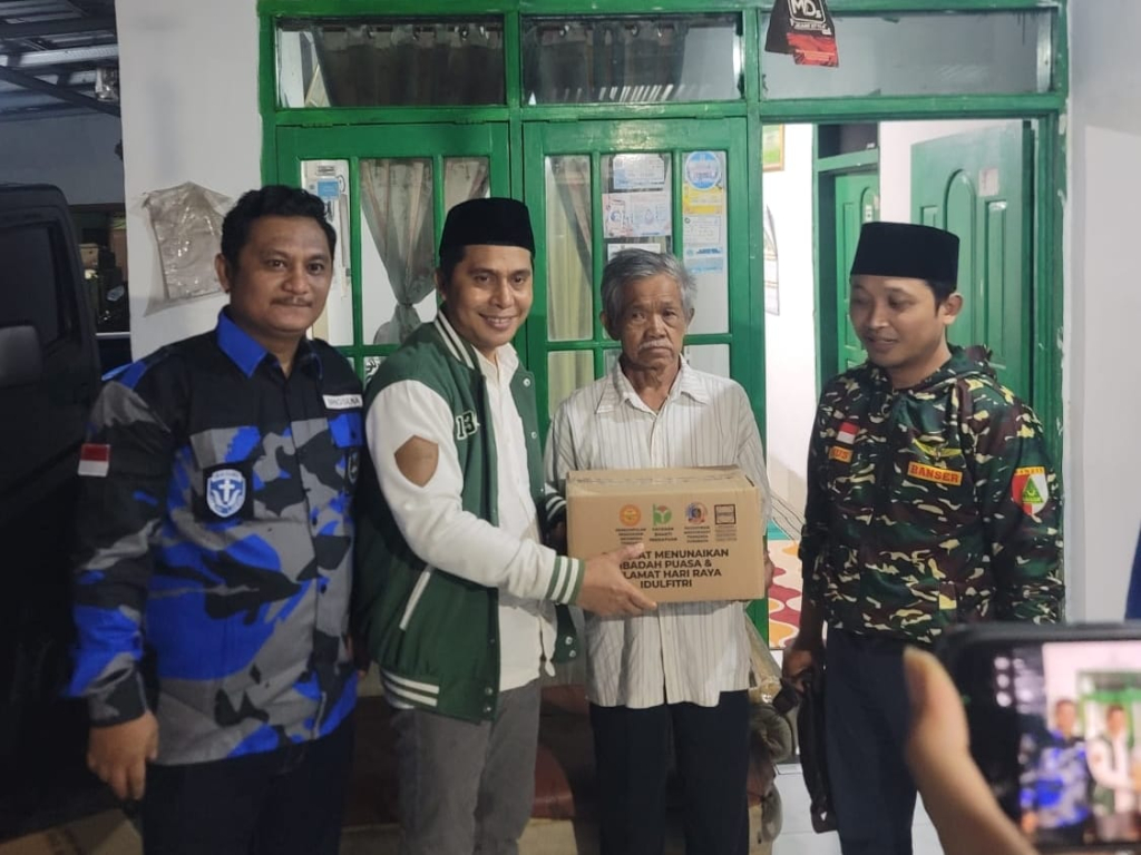 Ansor Jatim dan GAMKI Jatim memberikan santunan kepada keluarga Riyanto, dok Ansor Jatim