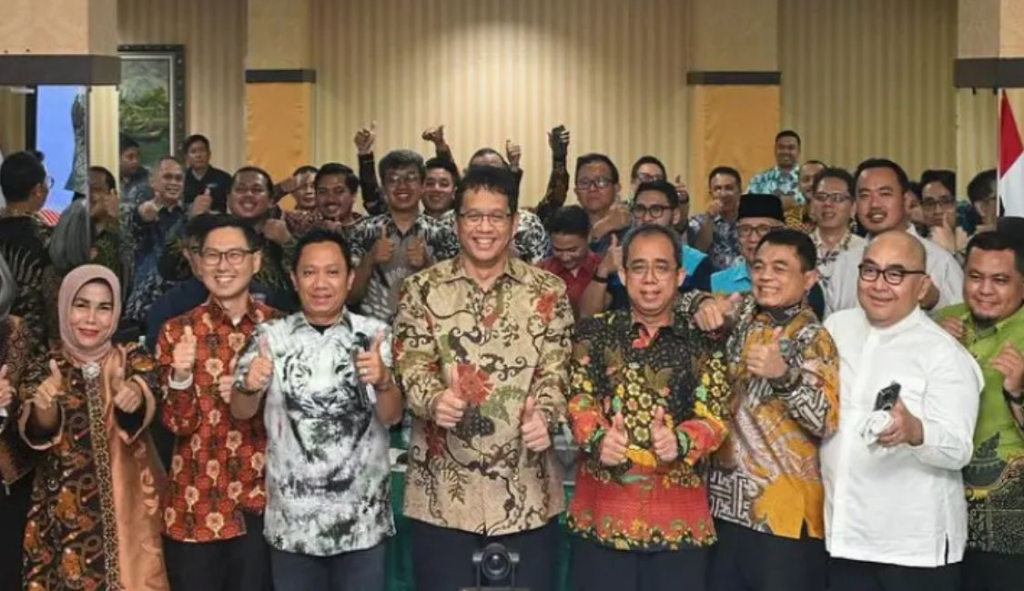 Owner PR Cahaya Pro H. Fathor Rosi (batik putih) saat foto bersama Menkeu Purbaya.