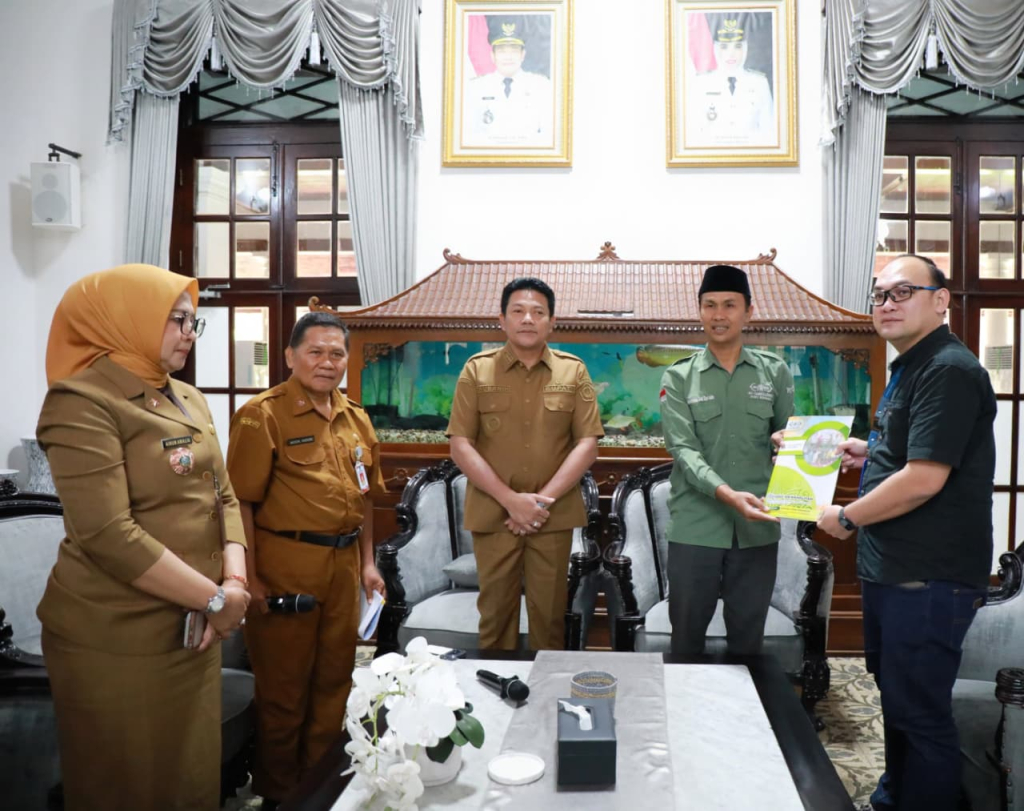 Bupati Sidoarjo, Subandi, dalam agenda MoU antara NU Care LAZISNU Sidoarjo dan manajemen ritel modern terkait pengelolaan kotak infaq di seluruh gerai se-Kabupaten Sidoarjo.