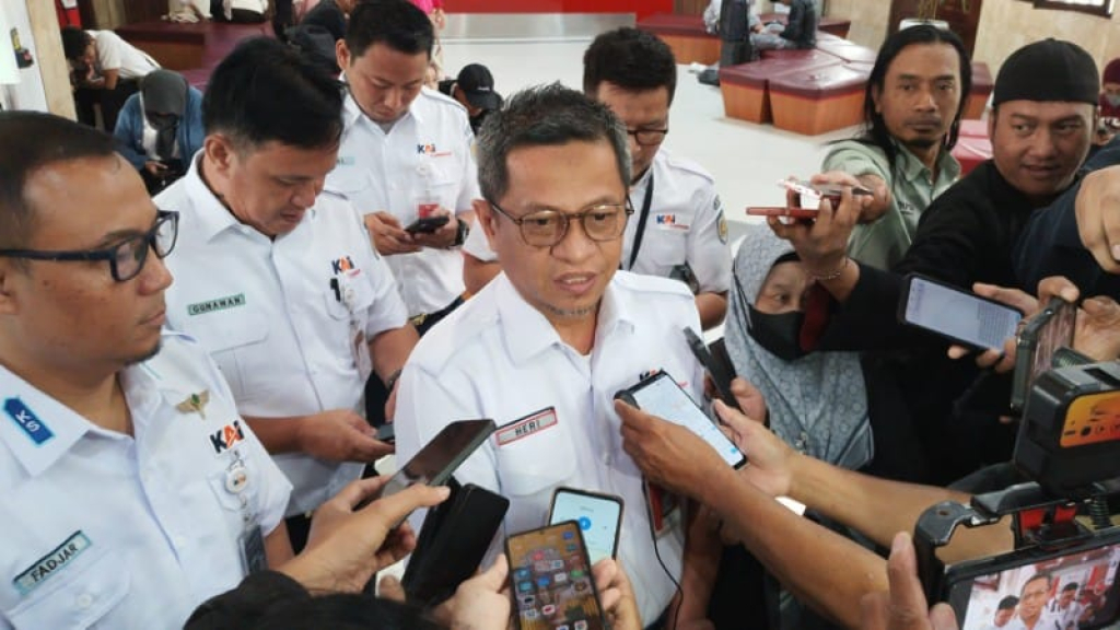 Direktur Operasi dan Pemasaran KAI Commuter, Heri Siswanto sedang jumpa pers dengan kalangan awak media.