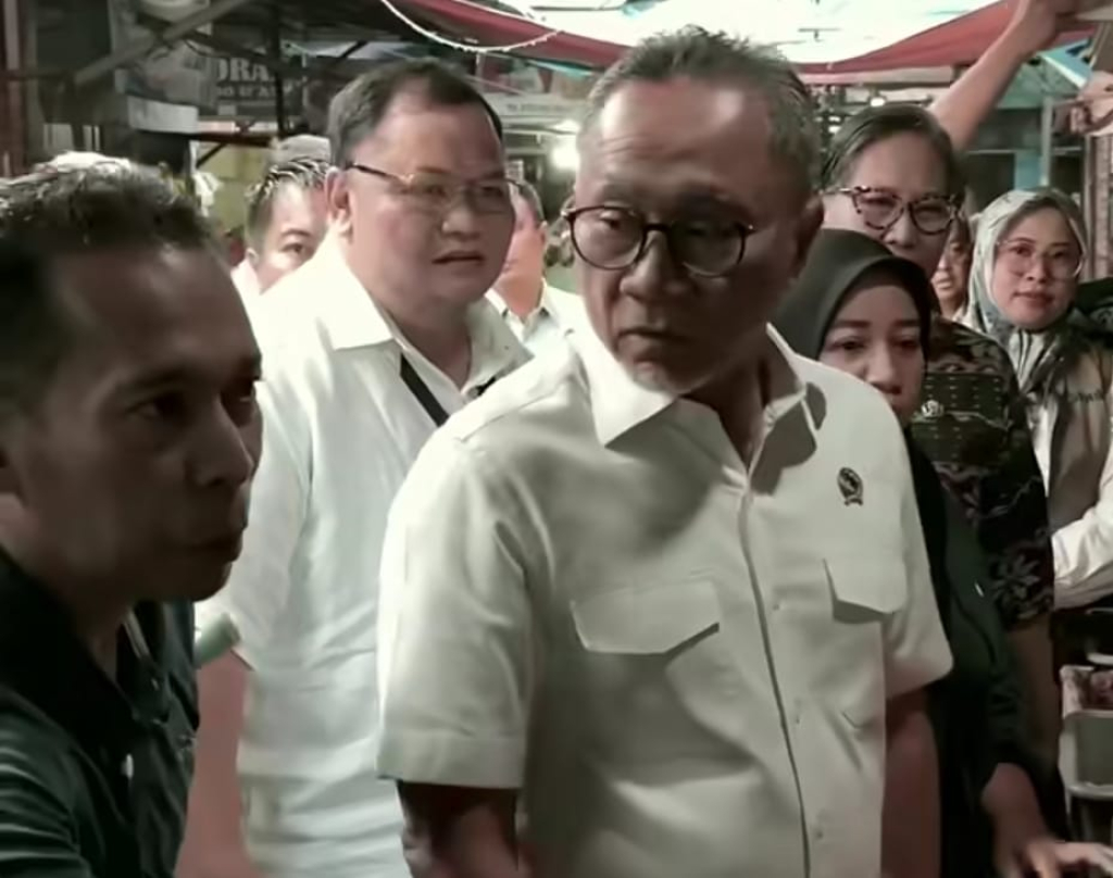 Menteri Koordinator Bidang Pangan, Zulkifli Hasan tengah berjalan memasuki ruang acara.