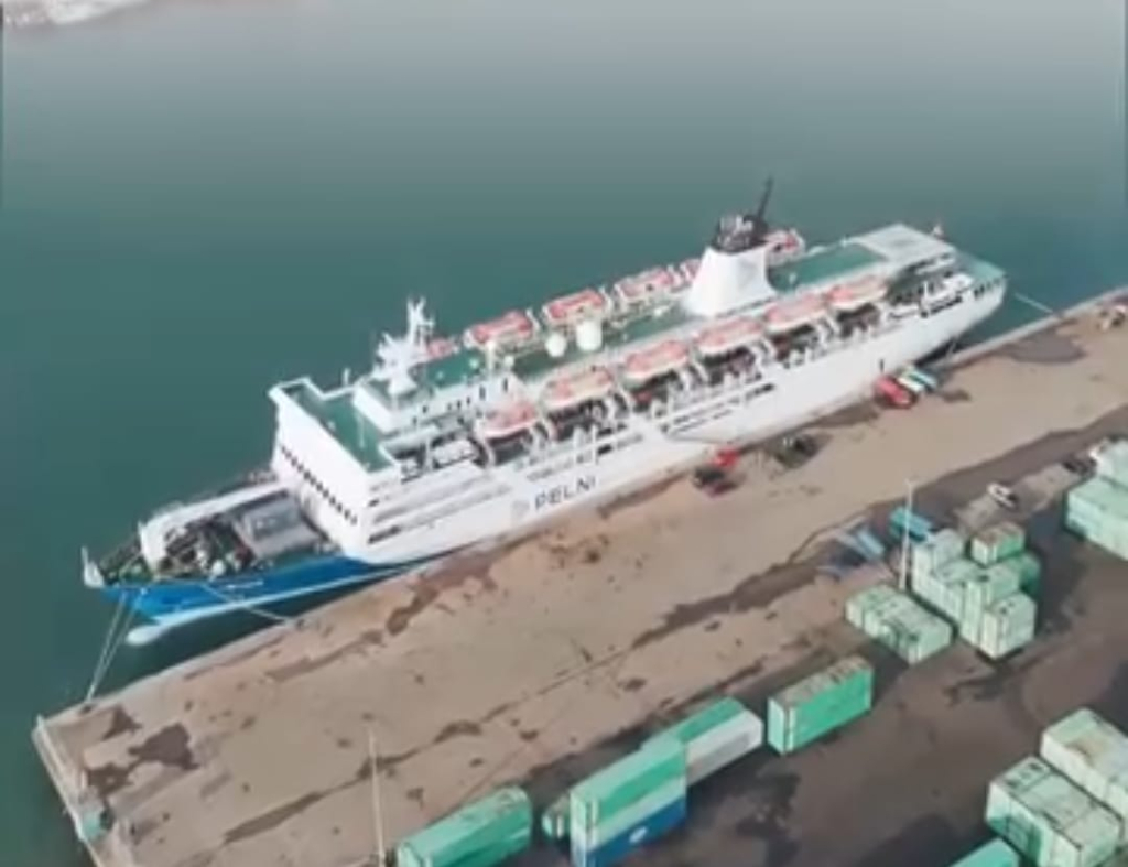 Salah satu kapal penumpang armada PT Pelni tengah sandar di salah satu pelabuhan.