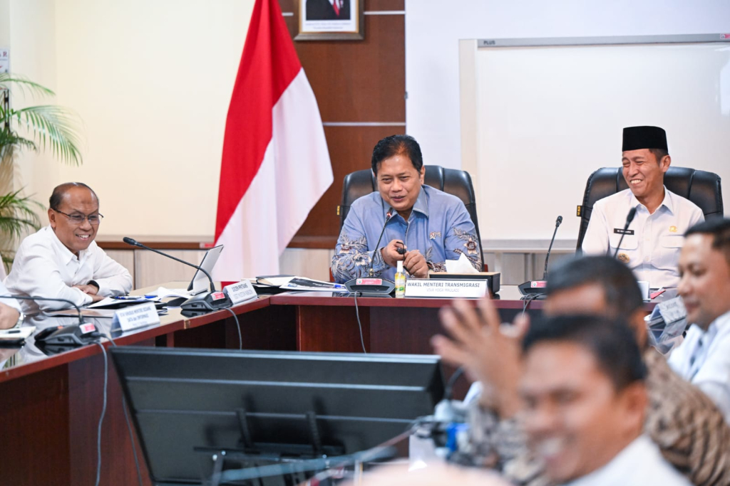 Wakil Menteri Transmigrasi Viva Yoga Mauladi didampingi Bupati  Bolsel Iskandar Kamaru saat bersama rombongan beraudiensi di Kementrans, Rabu (4/03/2026). (Foto Humas Kementrans for JatimUPdate.id)