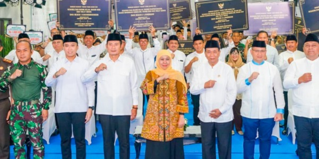 Gubernur Jawa Timur Khofifah Indarparawansa didampingi Bupati Lamongan, Yurohnur Efendi dan Wabub Lamongan Dirham Akbar Aksara, dan Kadis Pendidikan Jatim Aries Agung Paiwei di SMAN 2 Lamongan.