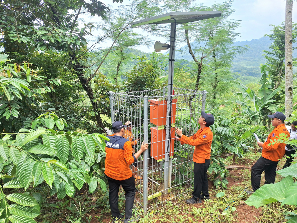 BPBD Jawa Timur melakukan pemasangan alat Early Warning System (EWS) Bencana Alam, tampak beberapa petugas memasang alat EWS di wilayah Kabupaten Jember.
