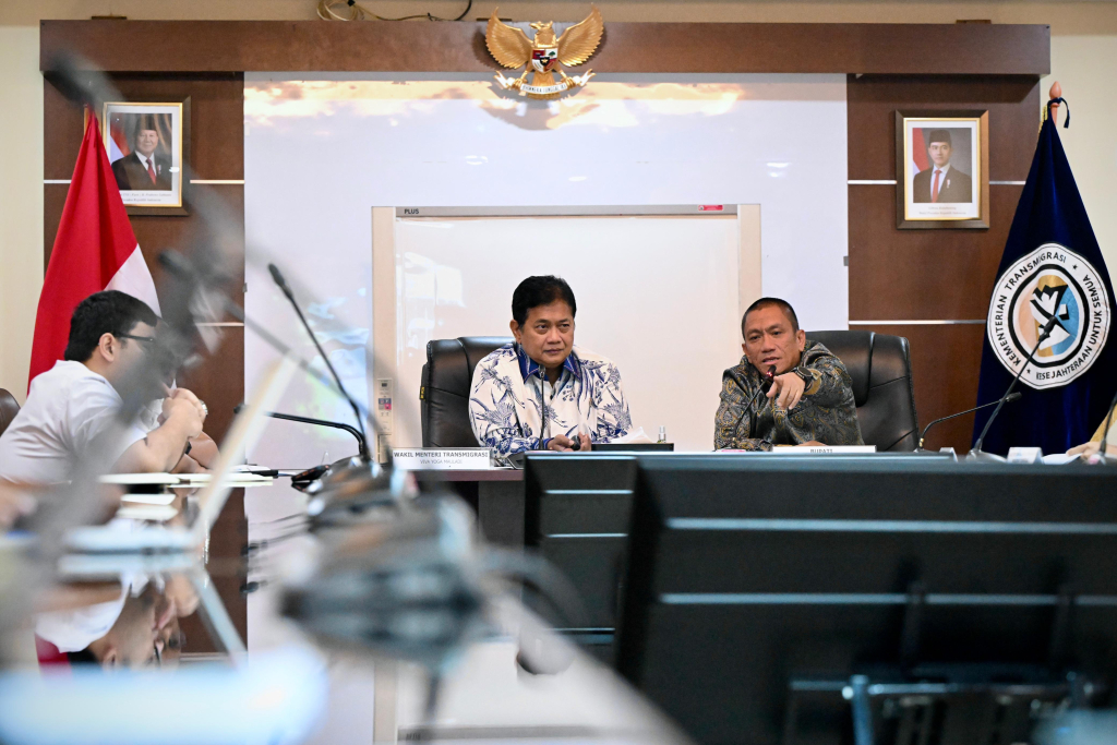 Wamen Transmigrasi Viva Yoga Mauladi dan Bupati Bupati Luwu Timur Irawan Bachri Syam.