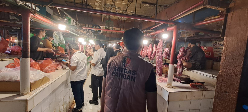 Satuan Tugas (Satgas) Saber Pangan Jakarta Barat melakukan pengecekan dan pengawasan terhadap harga, keamanan, serta mutu bahan pangan di Pasar Tomang Barat, Jakarta Barat, Jumat (6/3/2026).