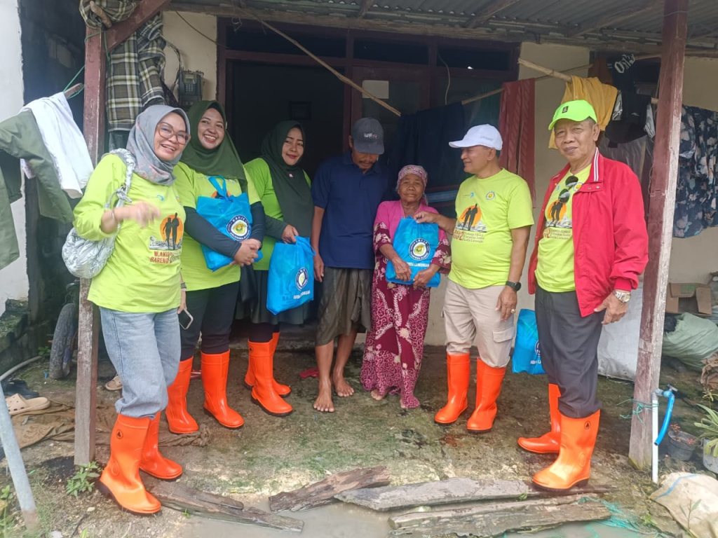 Keluarga Alumni Universitas Jember (Kauje) Koordinator Daerah (Korda) Lamongan. Organisasi alumni ini menggelar aksi sosial dengan menyalurkan bantuan 100 paket sembako kepada warga terdampak banjir di Desa Kepudibener, Kecamatan Turi, Sabtu (7/3).