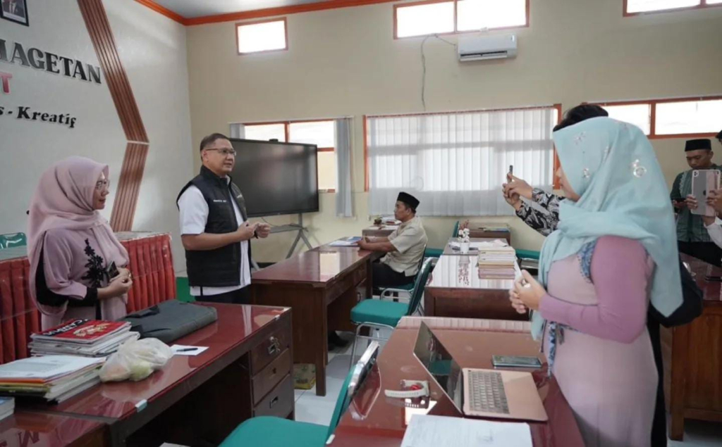 Kunjungan Aries Agung ke SMAN 2 Magetan mengingatkan pentingnya peran lingkungan sekolah dalam mendukung proses belajar mengajar.