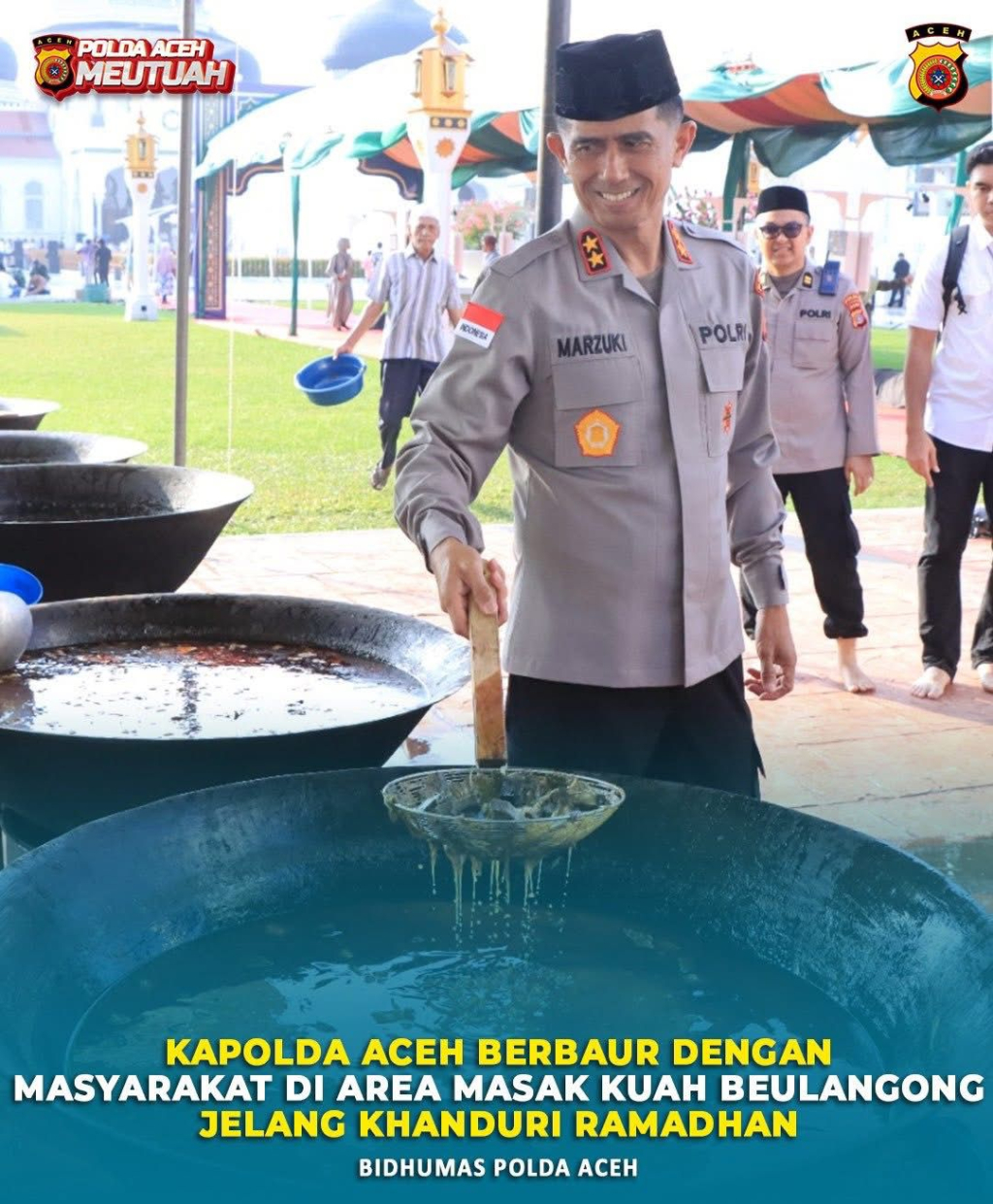 Kapolda Aceh Irjen Pol. Drs. Marzuki Ali Basyah, M. M, berbaur dengan masyarakat di area memasak kuah beulangong, salah satu hidangan khas dalam tradisi khanduri tersebut.