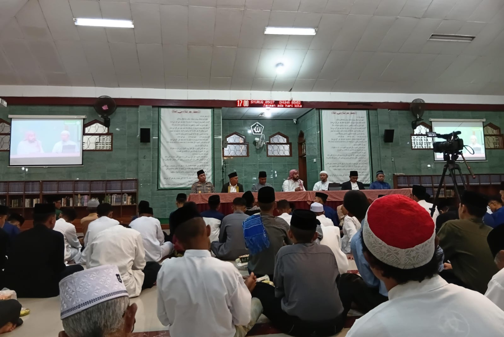 Ribuan jamaah memadati Masjid Kembar Pondok Pesantren Al Ishlah Bondowoso pada Sabtu (7/3/2026). Mereka mengikuti pengajian rutin bulanan Tafsir Jalalain.