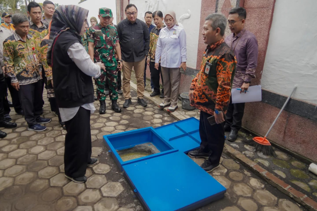 Bupati Lumajang Indah Amperawati sidak di sejumlah SPPG di wilayah kabupatennya, ada satu SPPG yang diduga mencemari lingkungan ditutup sementara operasi nya.