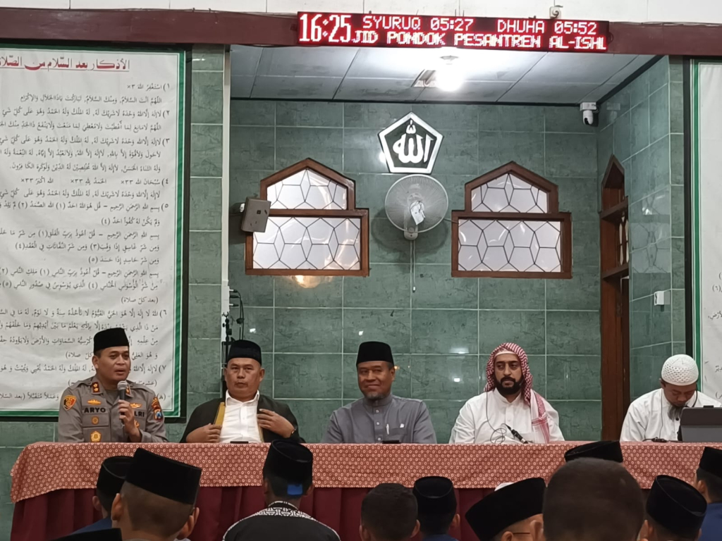 Kapolres Bondowoso AKBP Dr. Aryo Dwi Wibowo menyampaikan sosialisasi layanan darurat Polri 110 saat menghadiri pengajian Tafsir Jalalain di Pondok Pesantren Al-Ishlah Bondowoso, Sabtu (7/3/2026).