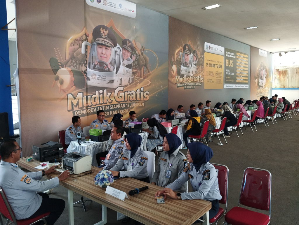 Dishub Jatim membuka 12 meja pendaftaran untuk mempercepat layanan verifikasi tiket bus mudik gratis.