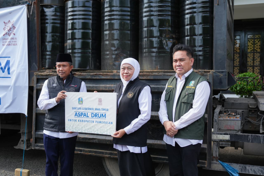 Gubernur Jatim Khofifah Indarparawansa di depan truk pembawa bantuan drum aspal untuk wilayah Madura.