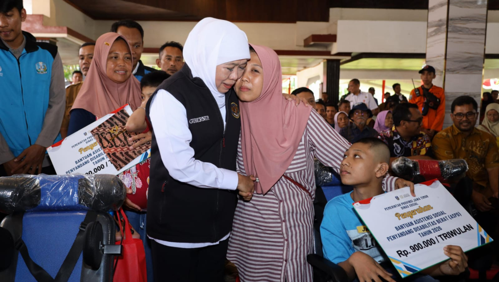Gubernur Jatim Khofifah Indarparawansa dengan penerima manfaat.